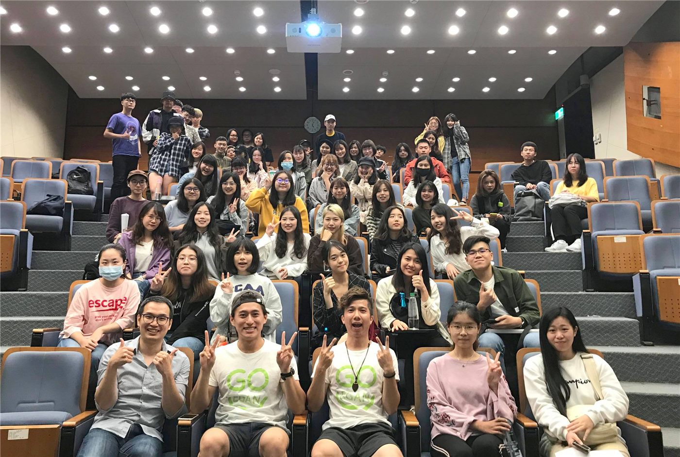 邀請業界講者到課堂，與滿座學生合影