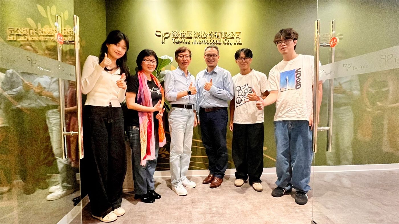 師生與產學合作單位合影