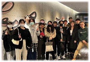 師生在李奧貝納廣告公司移地教學的大合照