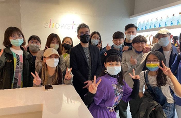 學生到企業現場參訪合影